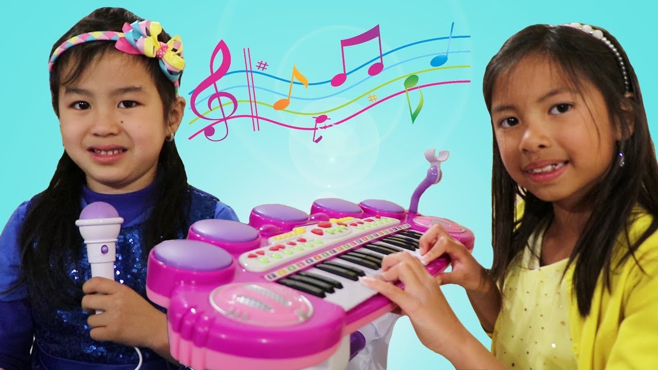 Jannie Learns to Play Piano w/ Wendy & Lyndon! Kids Start a Music Band